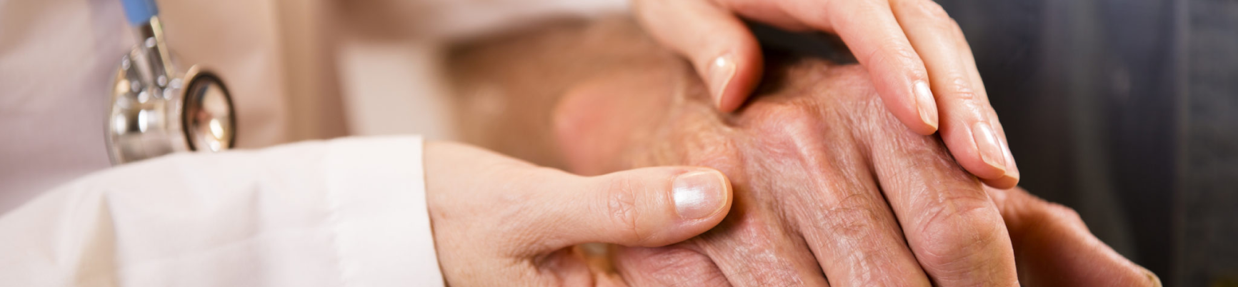 mãos e uma pessoa com estetoscópio seguram mãos e outra pessoa