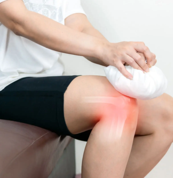 pessoa com dores no joelho
